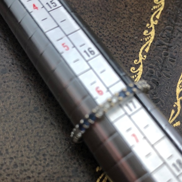 a beautiful 18 karat gold sapphire and diamond ring. - Picture 4 of 7